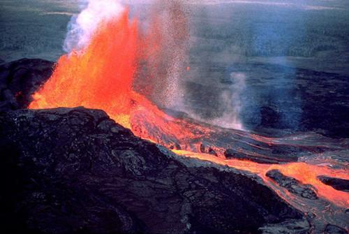 澳门一肖一码一待一中和火山喷发时游客急逃与火山喷发急救